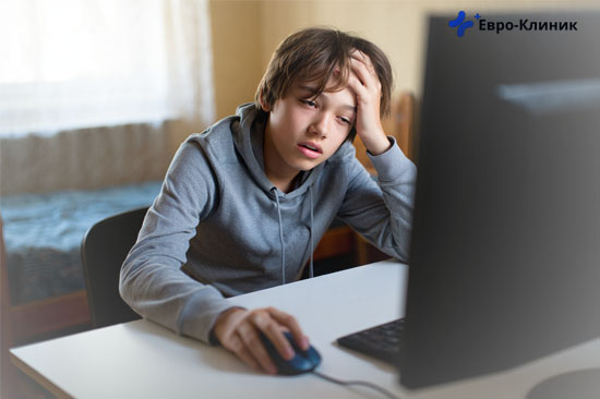 Подросток сидит сонный и уставший